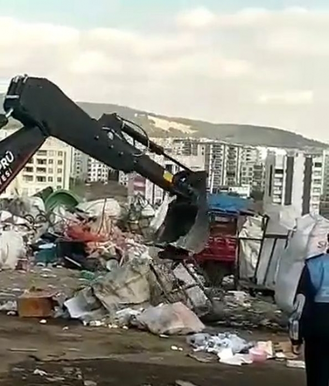 Kağıt toplayıcılarının arabaları belediye tarafından parçalandı