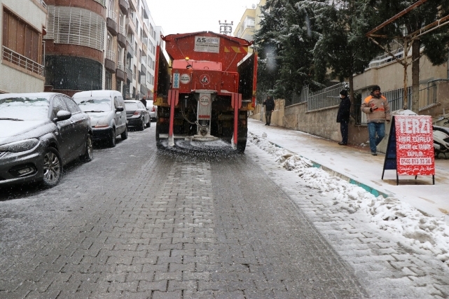 Haliliye Belediyesinden karla mücadelede yoğun mesai