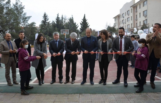Spor salonu ve basketbol sahası açıldı