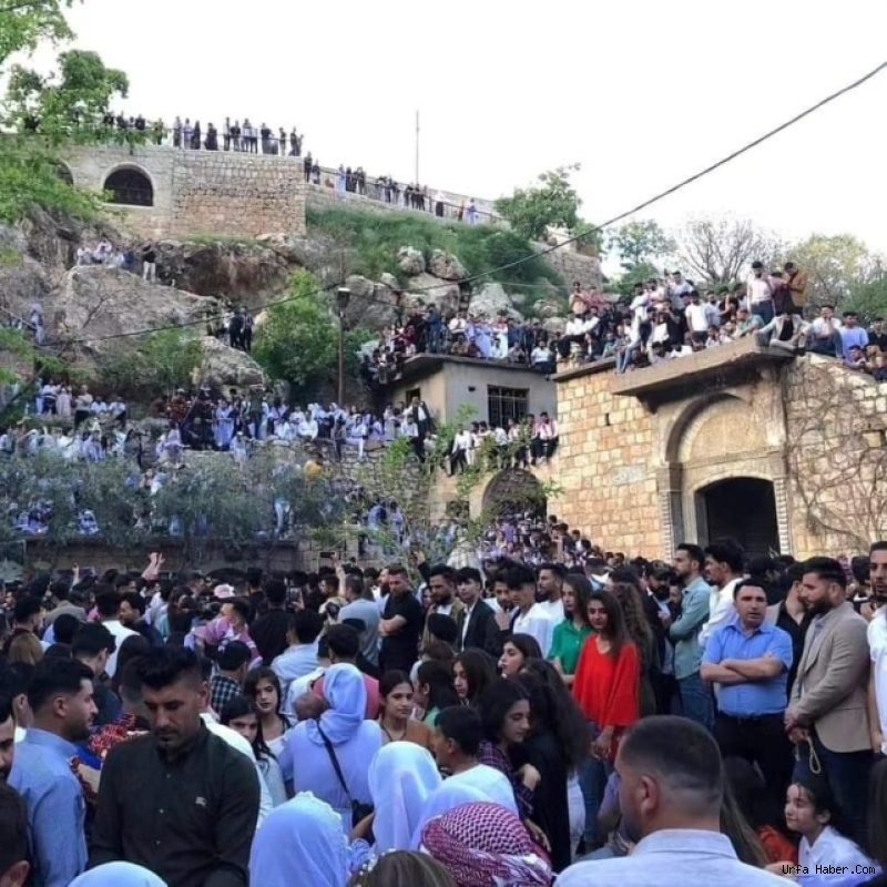 ÊZİDÎLER, ŞANLIURFA’DA İLK DEFA KİTLESEL OLARAK KIRMIZI ÇARŞAMBA’YI KUTLADI.