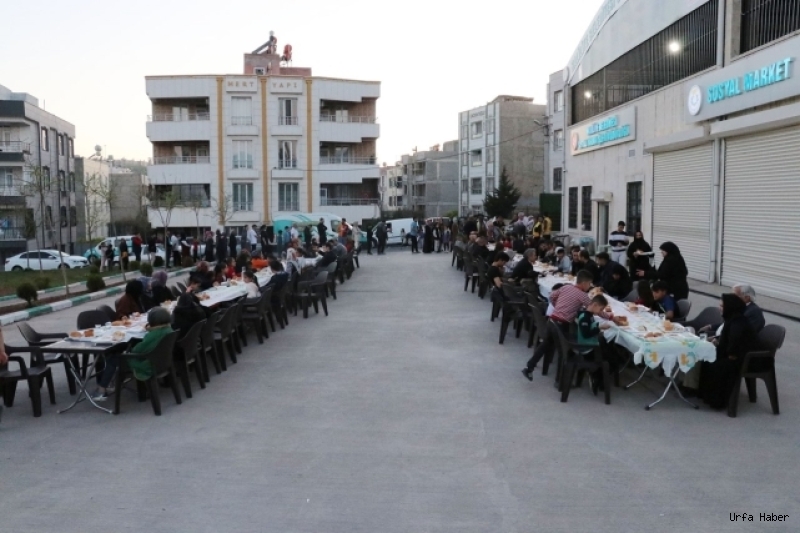 HALİLİYE'DE VATANDAŞLAR İFTAR SOFRASINDA BULUŞUYOR
