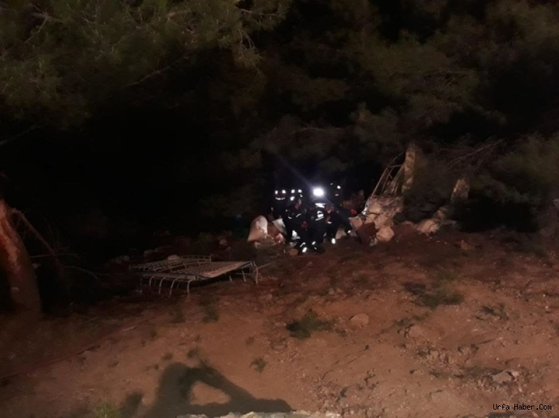 TARIM İŞÇİLERİ KAZA YAPTI: 3 ÖLÜ 18 YARALI