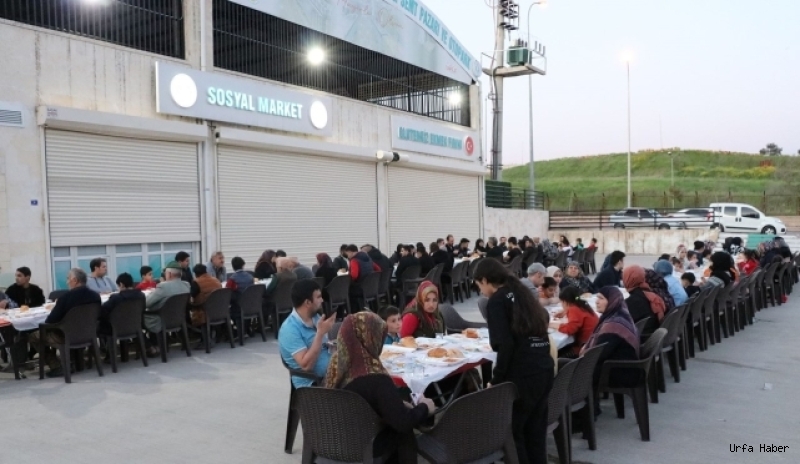 HALİLİYE'DE VATANDAŞLAR İFTAR SOFRASINDA BULUŞUYOR