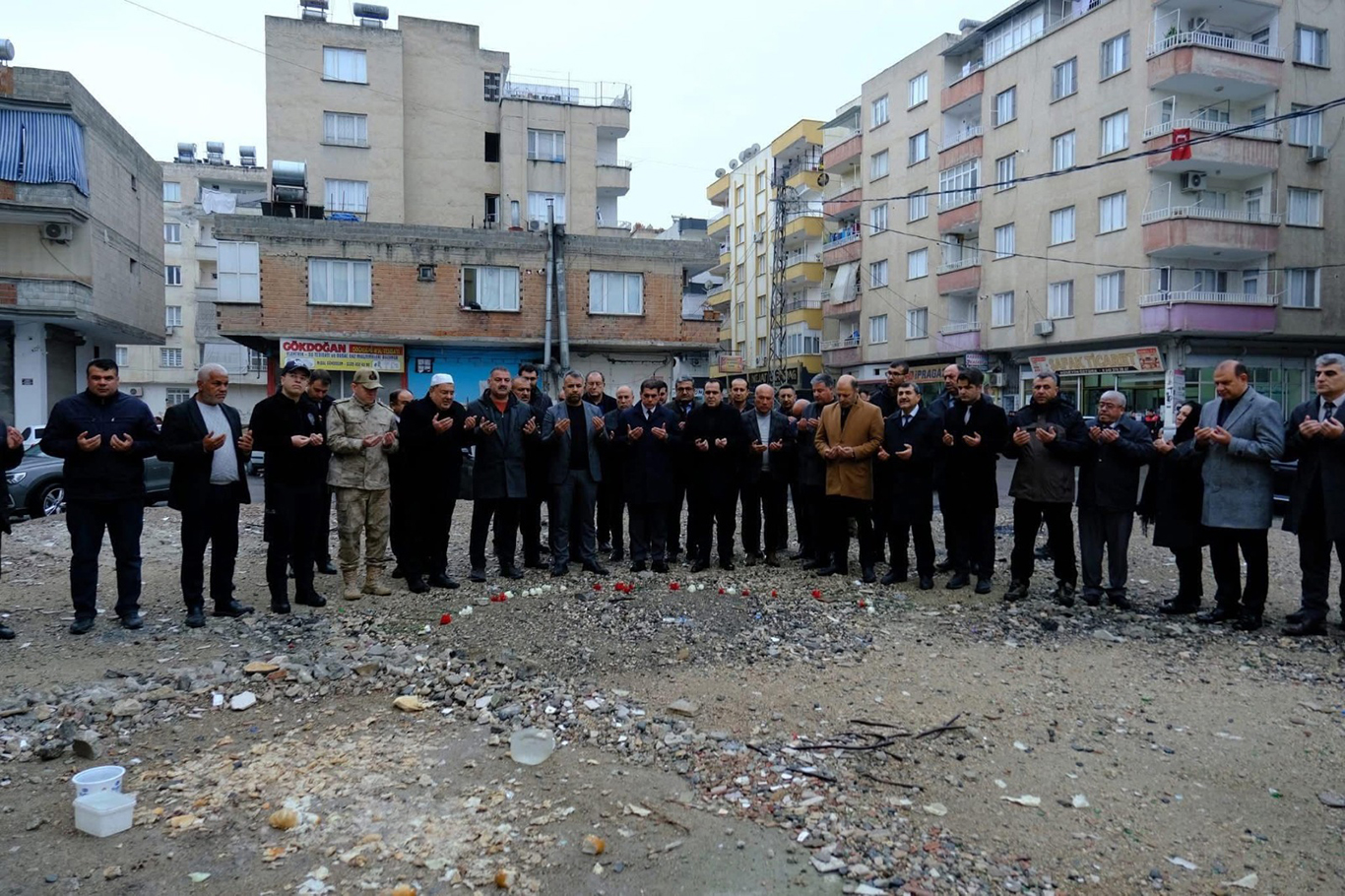 6 ŞUBAT DEPREMLERİNDE HAYATINI KAYBEDENLER DUALARLA ANILDI