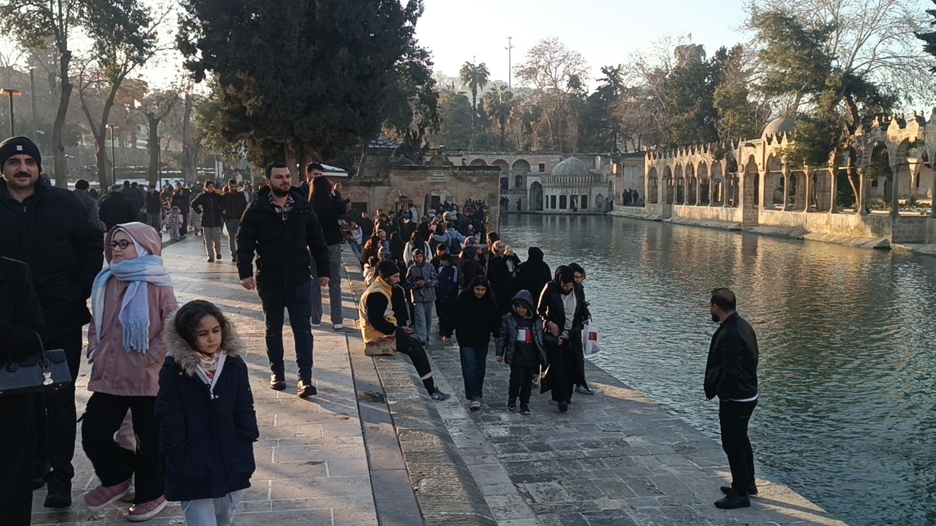 Kar Yağışı Sonrası Balıklıgöl'e Ziyaretçi Akını
