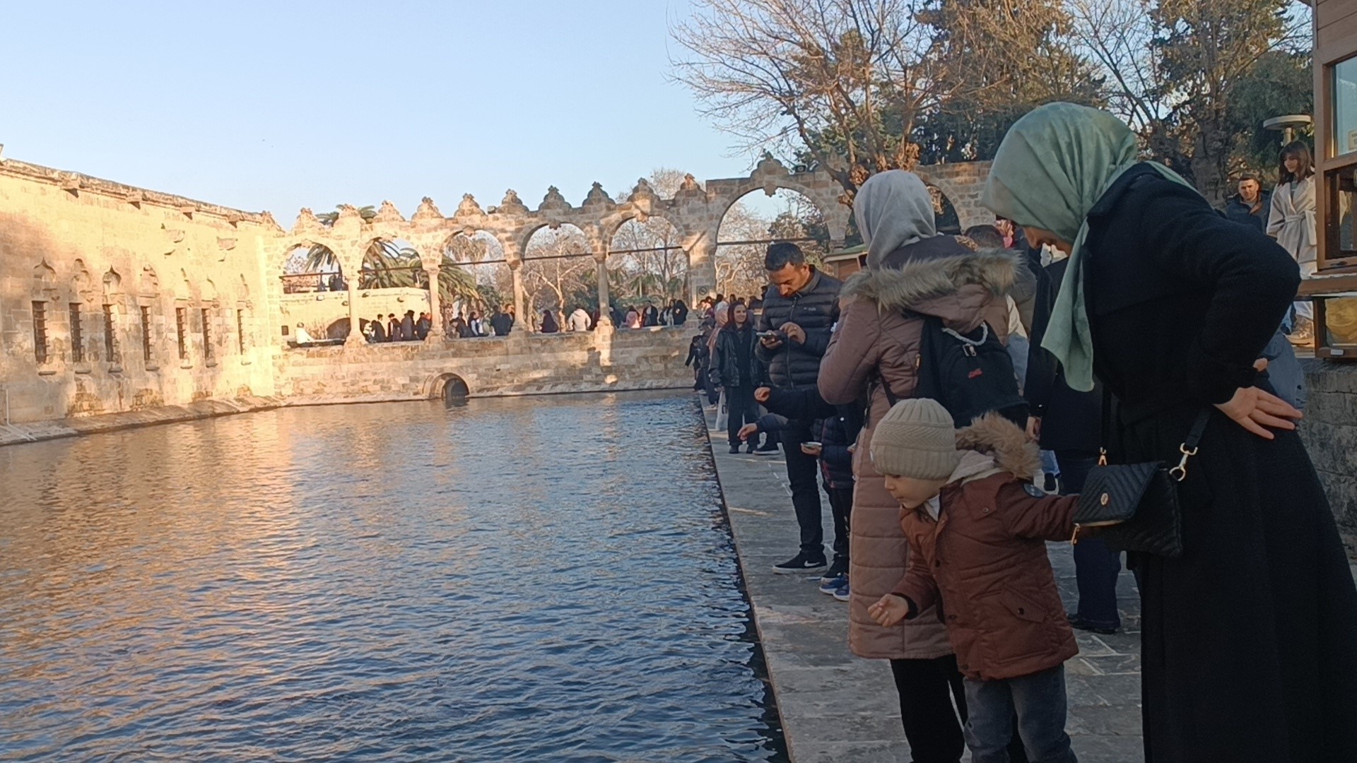 Kar Yağışı Sonrası Balıklıgöl'e Ziyaretçi Akını