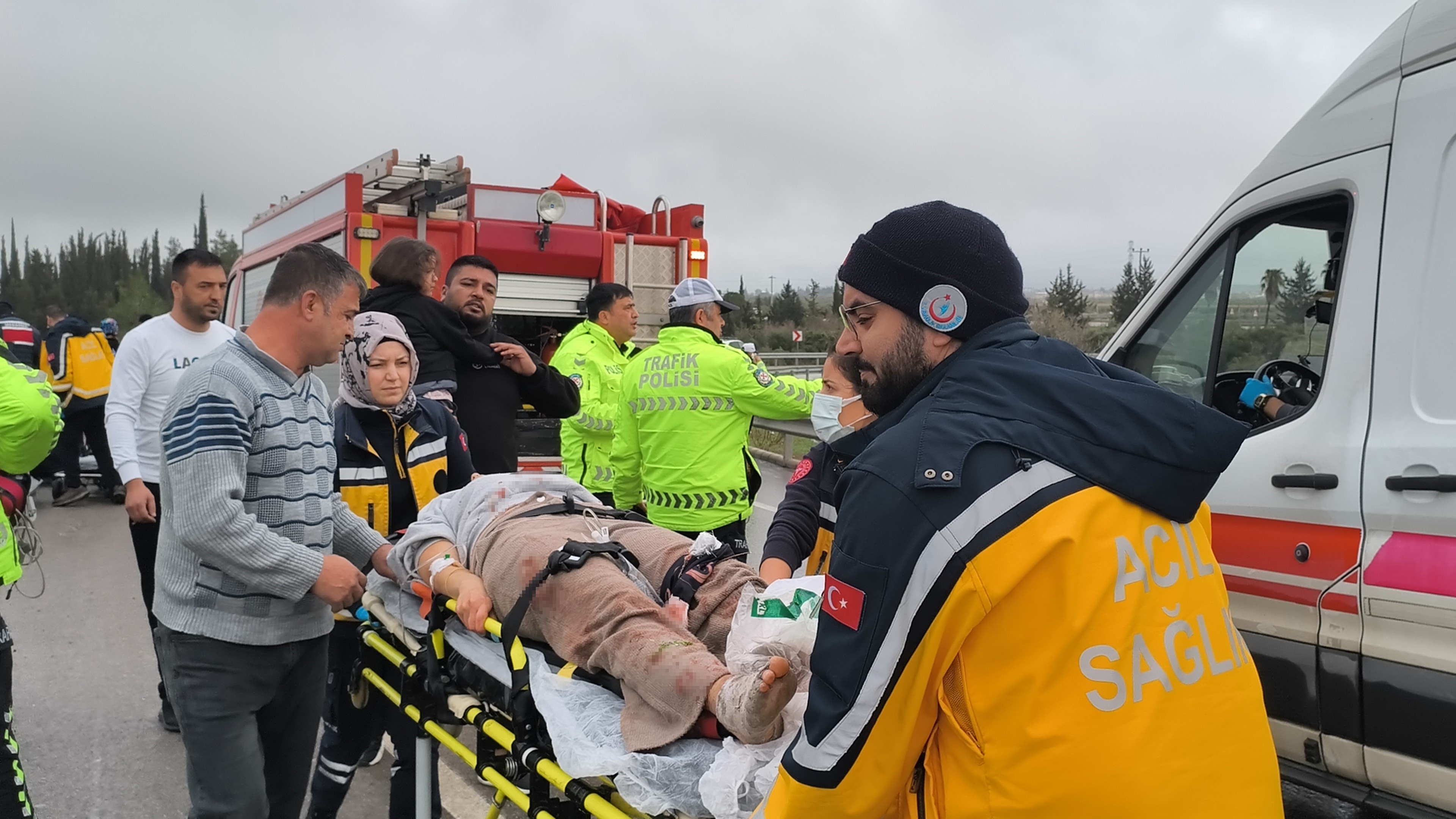 Yolcu otobüsü devrildi: çok sayıda ölü ve yaralı var