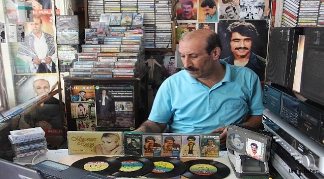 Taş plak koleksiyonunu sattı
