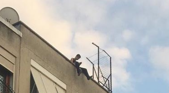 Çatıda böyle müzik dinleyince itfaiye alarma geçti
