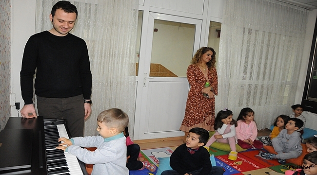Minik eller piyano ile buluştu