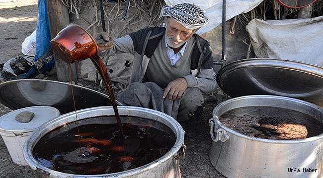 Nar taneleri binbir zahmetle pekmeze dönüşüyor