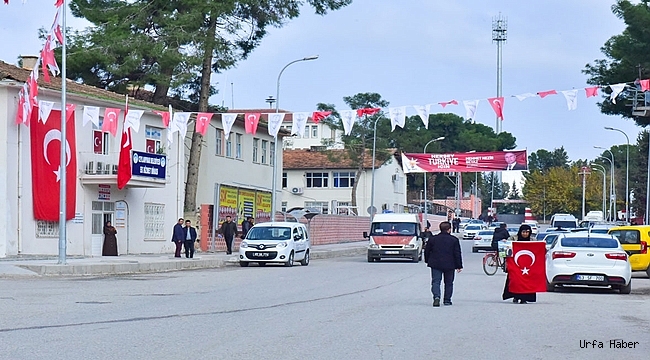 Askeri kamuflaj giyen kadın terörü protesto etti