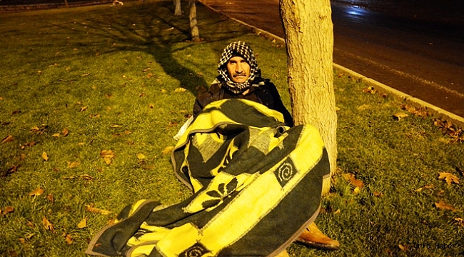 Damadı ve kızına yük olmamak için parkta yatıyor