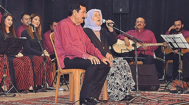 Konsere 85'lik ninenin uzun havası damga vurdu
