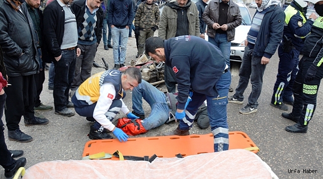 Otomobil ile motosiklet çarpıştı