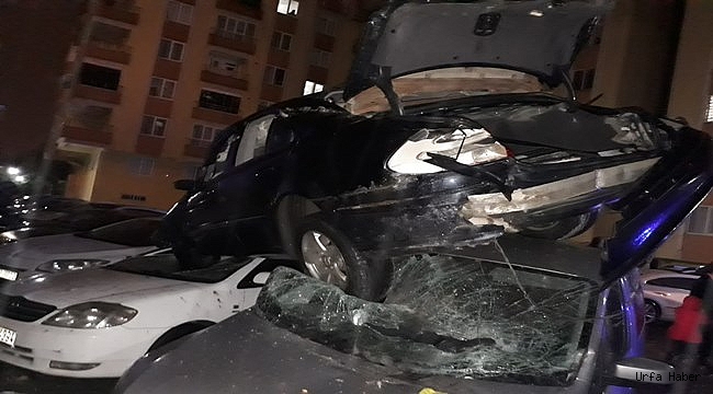 Uçurumdan park halindeki otomobillerin üzerine düştü