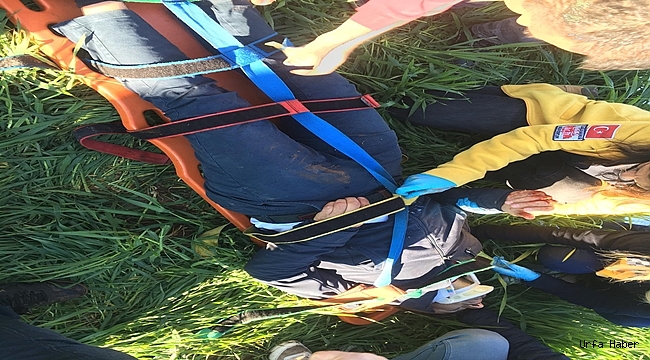 Lastiği patlayan kamyonet devrildi: 3 yaralı