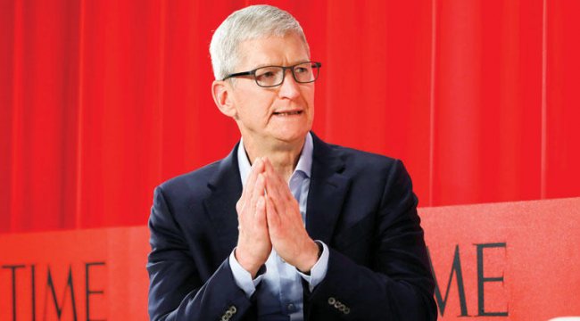 Apple CEO'su: Telefona değil karşındakinin gözüne bak