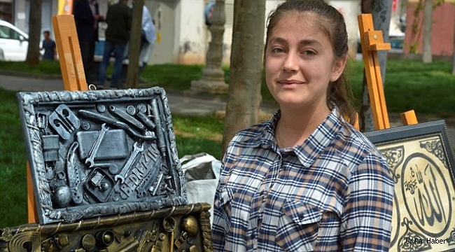 Atık malzemelerle yaptıkları "tablolarla" sergi açtılar