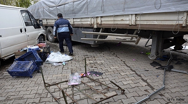 Şanlıurfa'da freni boşalan tır pazara girdi