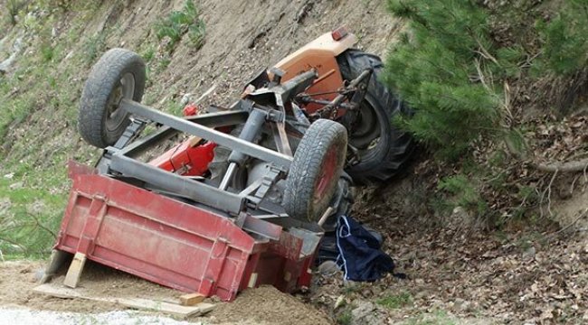 Devrilen traktörün altında kalan 2 kişi öldü