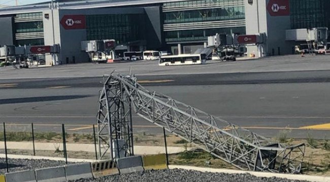 Havalimanında yolcu uçağının kanadı aydınlatma direğine çarptı