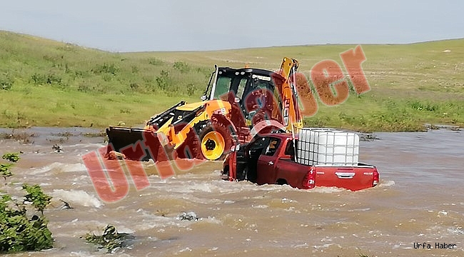 Şanlıurfa'da derede kalan pikabı itfaiye çıkardı