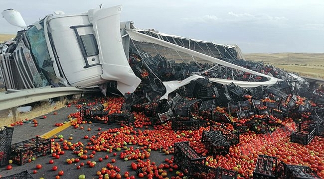 Domates yüklü tır traktöre çarptı: 2 yaralı