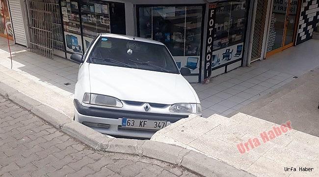 El freni çekilmeyen otomobil dükkana çarptı