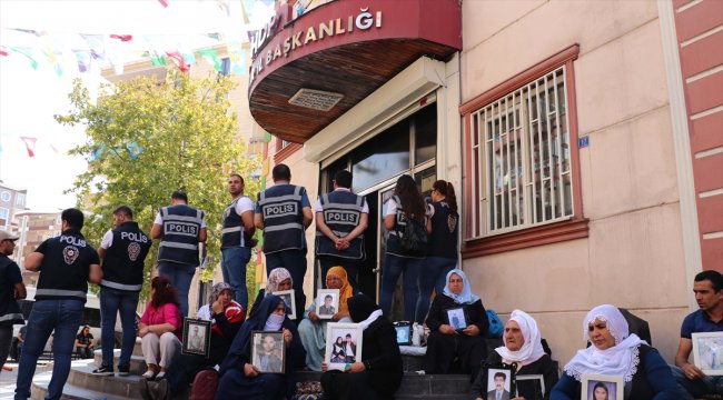 Diyarbakır annelerinin oturma eylemine katılım sürüyor