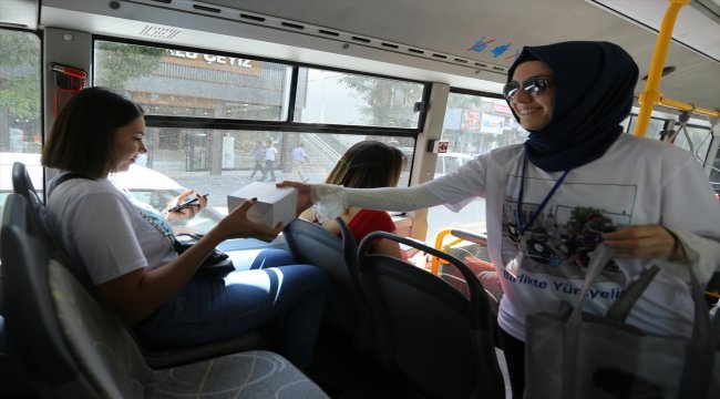 Gaziantep'te toplu taşıma kullanan vatandaşlara hediye