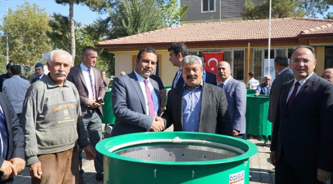Adıyaman’da ceviz soyma makinesi dağıtıldı