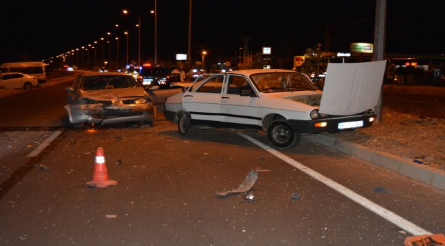 Gaziantep'te iki otomobil çarpıştı: 5 yaralı