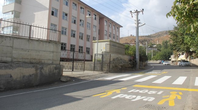 Kulp'ta yaya geçitlerine Türkçe ve Kürtçe uyarı ikonları asıldı