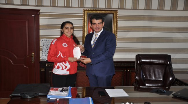 Muay Thai Dünya Şampiyonu Ceren Aras, Kaymakam Köksal’a ziyaret