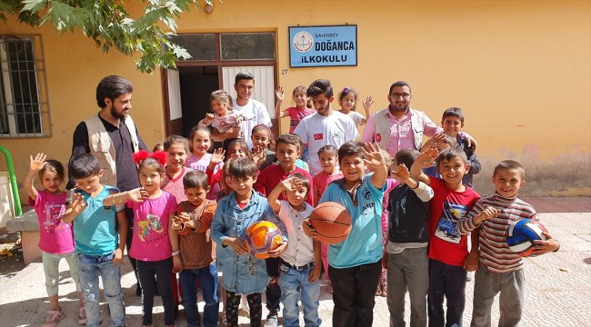 Paylaş İnsani Yardım Derneği'nden köy okullarına kırtasiye yardımı
