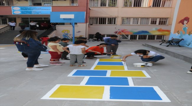 Resim öğretmenleri fırçalarıyla okulları renklendiriyor