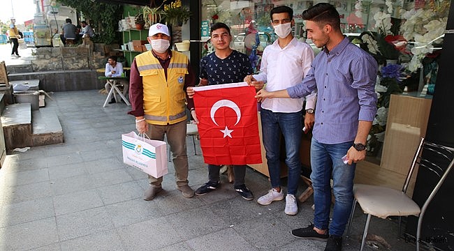 Haliliye Belediyesi Vatandaşlara Bayrak Hediye Etti