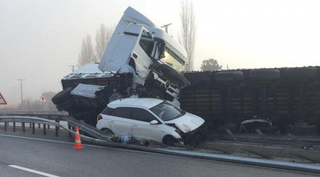 2 TIR ve 2 otomobilin karıştığı feci kaza