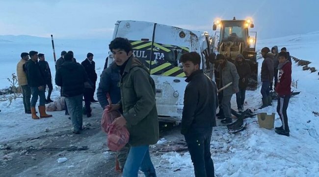 Ağrı’da köy minibüsü devrildi: 5 yaralı