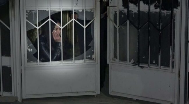 Kırık camdan bakıp yardım isteyecek birilerini aradı