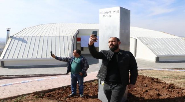 Şanlıurfa’da bu kez belediye parka monolit dikti