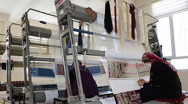 Halı dokuyan kadınlar, aile bütçesine katkı sağlıyor