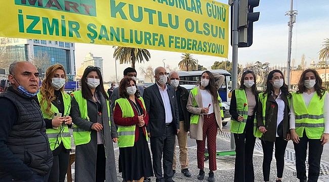 Urfalılar İzmir'de Kadınlara Karanfil Dağıttı