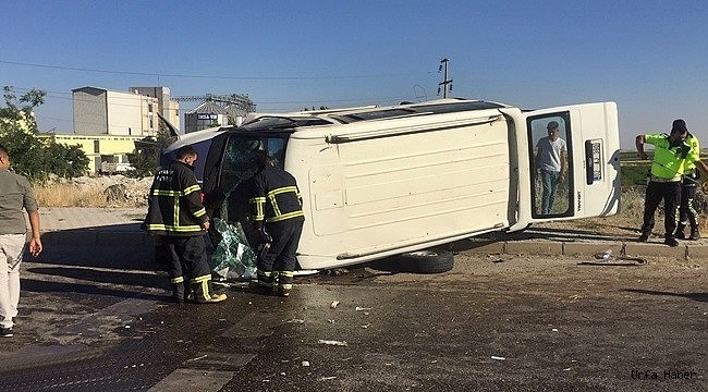 Minibüs Kaldırıma Çarpıp Devrildi: 5 Yaralı