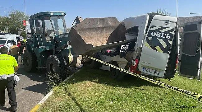 İş makinesi öğrenci servisine çarptı: 13 yaralı