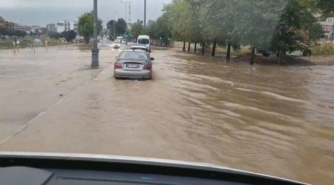 Kocaeli'de 10 dakikalık yağışta yollar göle döndü
