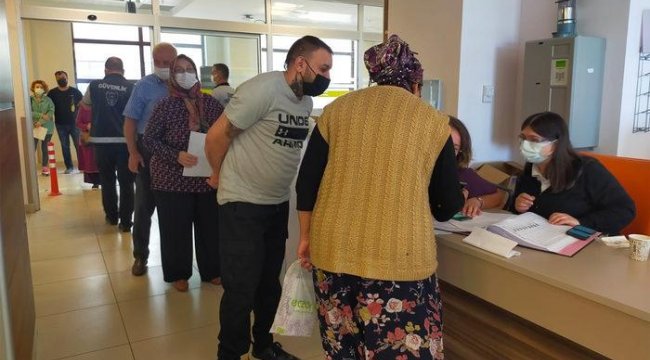 Aşı ve PCR testi zorunluluğu kararı ardından hastaneye akın ettiler