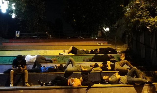 Barınacak yer bulamayan öğrenciler parkta sabahladı