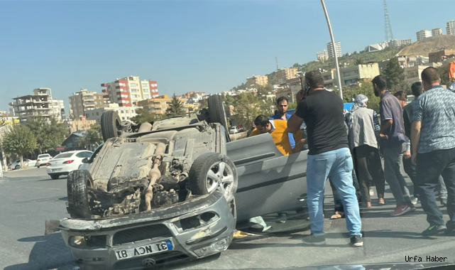Urfa'daki yolda kaza: Otomobil takla attı!